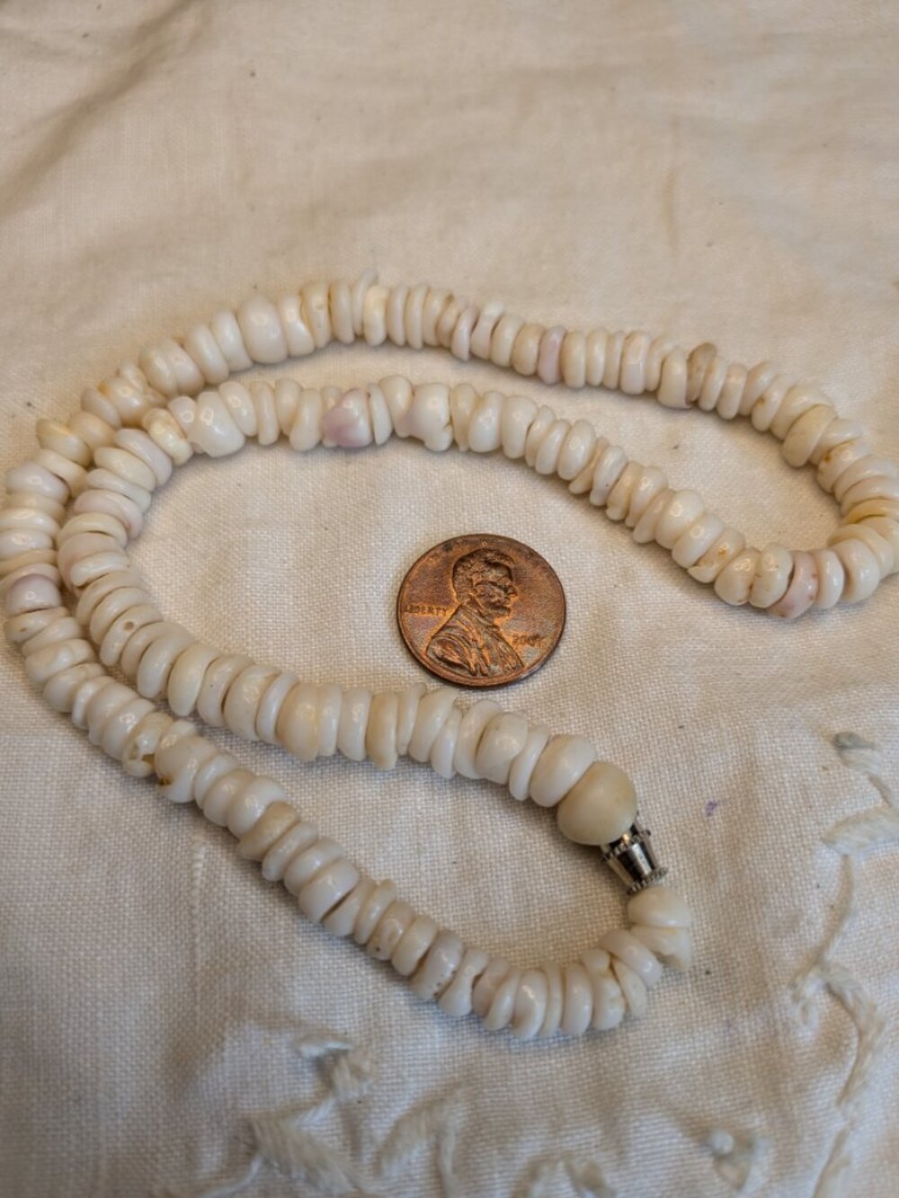 Vintage 1970s Hawaiian Puka Shell Necklace – 16" - Picture 2 of 6